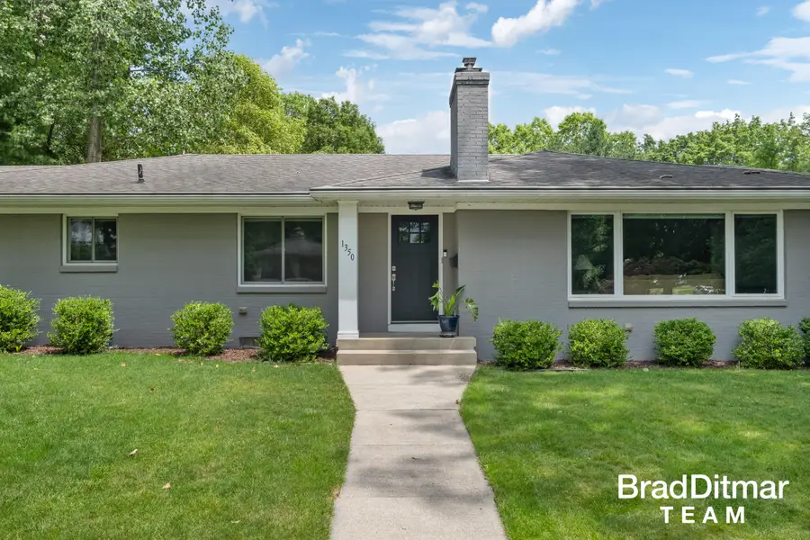 1350 Lake Grove Avenue Se, East Grand Rapids, MI 49506 - #2
