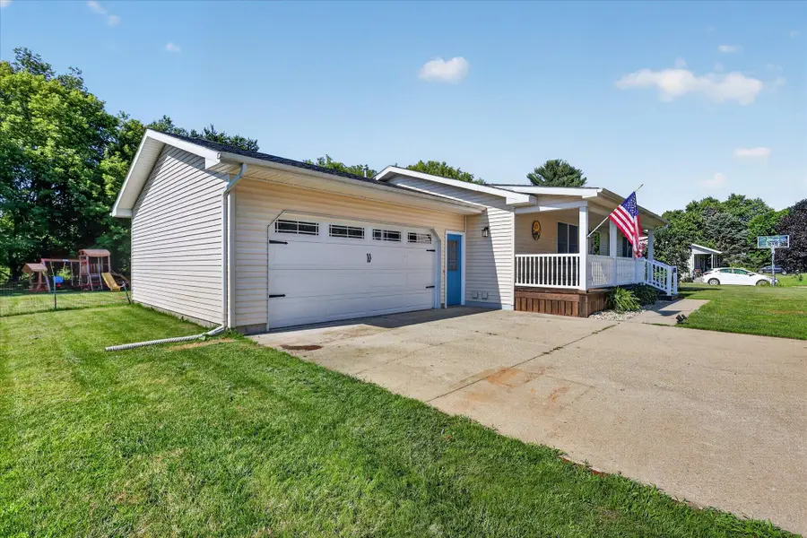 117 Charlotte Street, Edmore, MI 48829 - #2