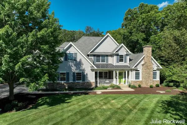 1720 Flowers Crossing Drive Ne, Grand Rapids, MI 49525