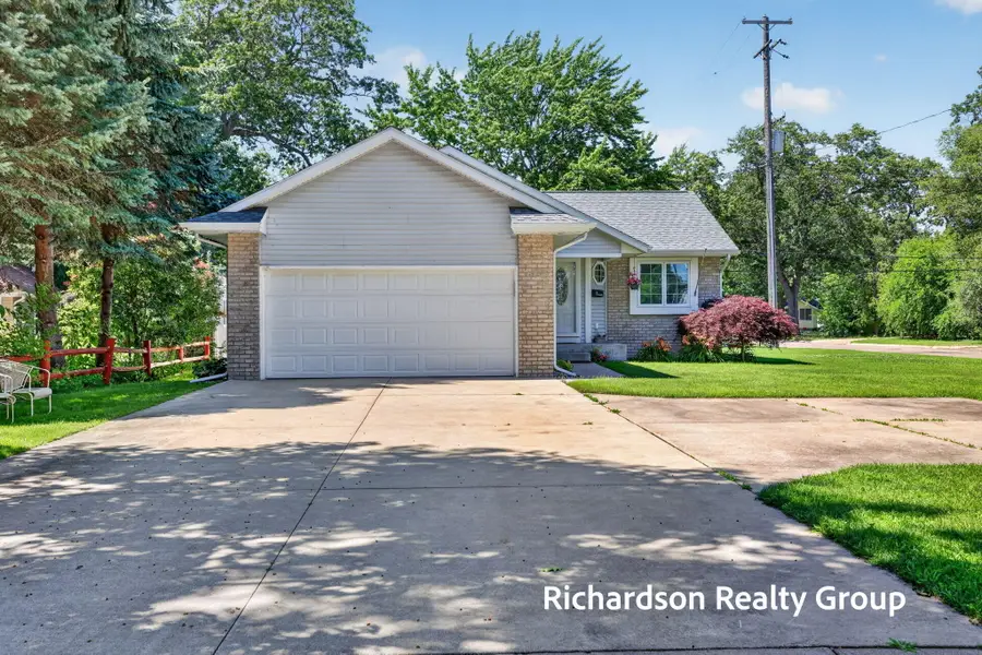 405 Douglas Street, Muskegon, MI 49445 - #2