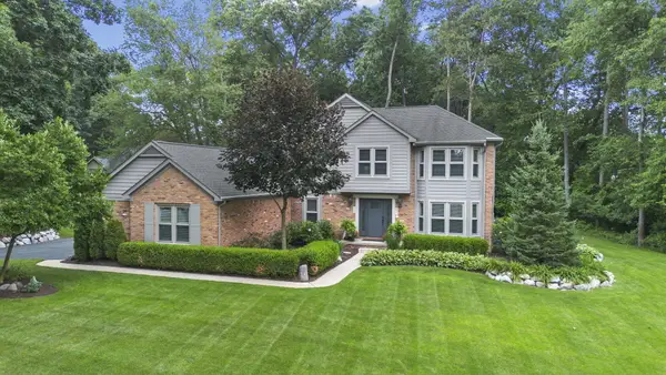12072 Pembrooke Circle, South Lyon, MI 48178