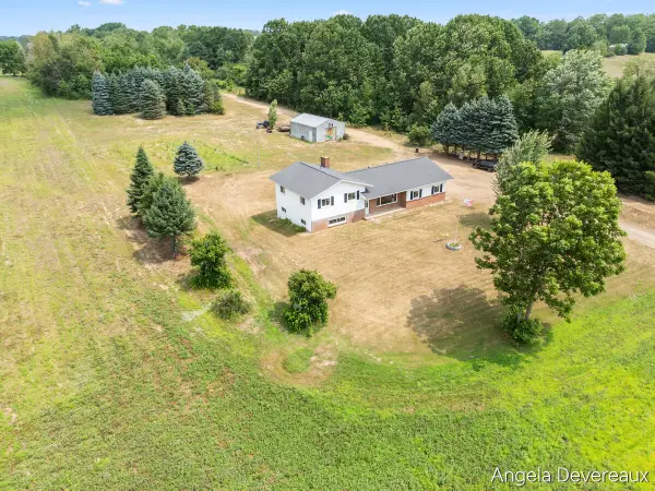 2637 17 Mile Road, Kent City, MI 49330