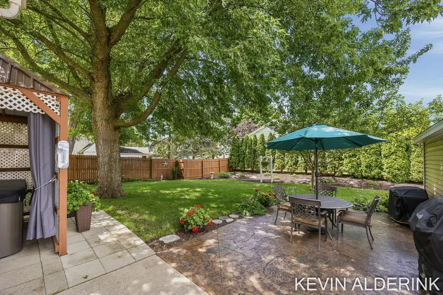 136 S Fairview Road, Zeeland, MI 49464 - #2