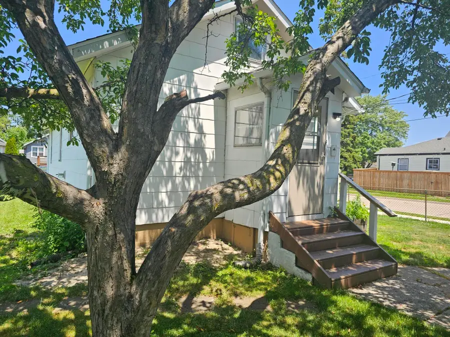 305 Chestnut Avenue, Hazel Park, MI 48030 - #2