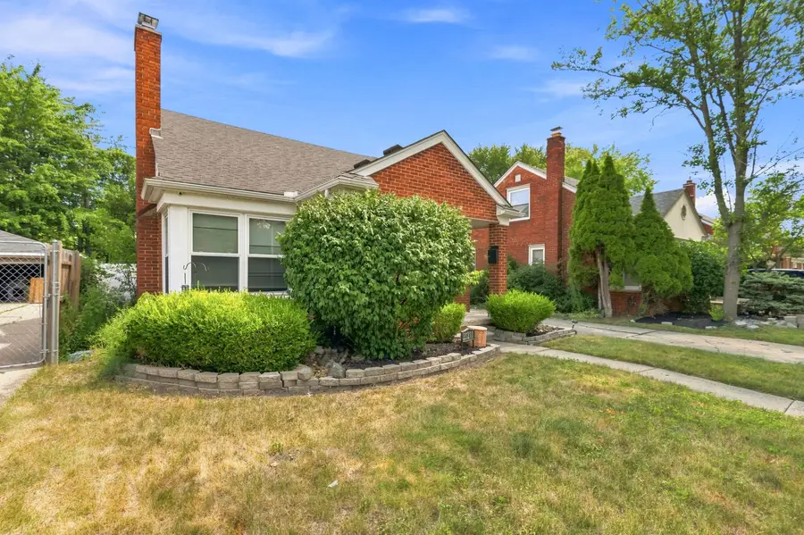 21211 Newcastle Road, Harper Woods, MI 48225 - #3