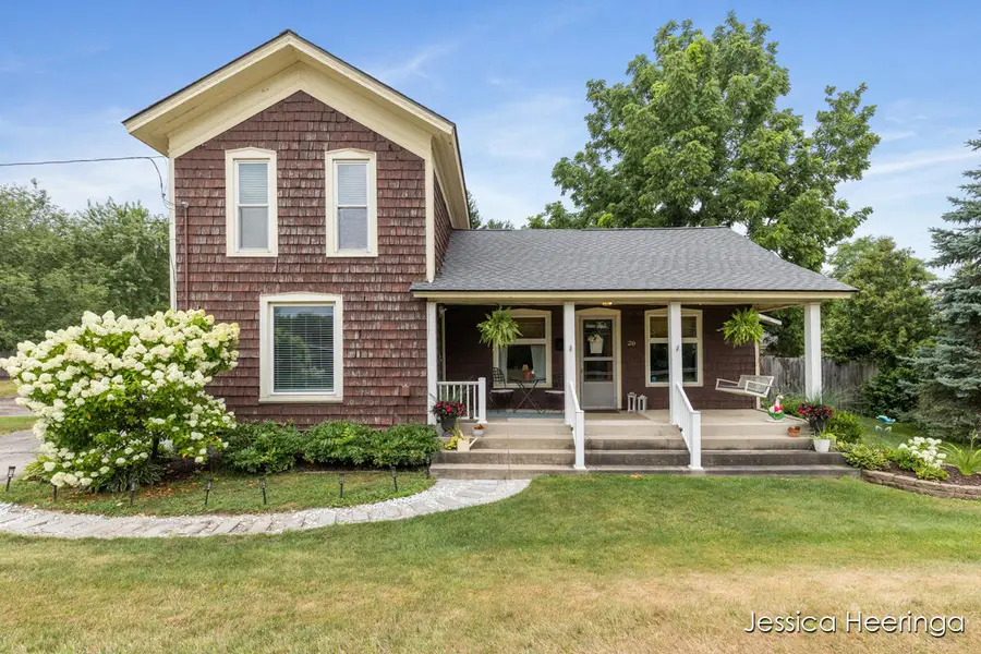 29 W Division Street Ne, Rockford, MI 49341 - #2