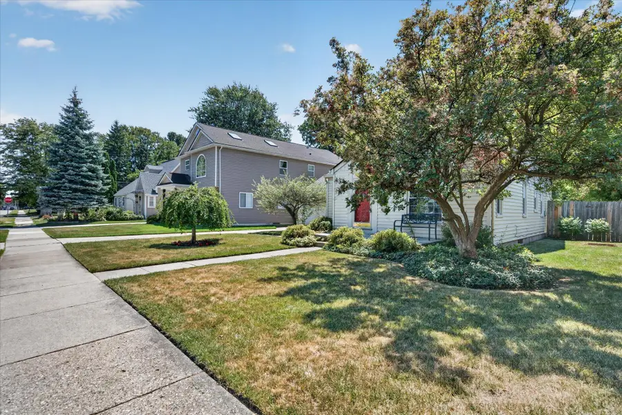 21824 S Elizabeth Street E, Saint Clair Shores, MI 48080 - #2