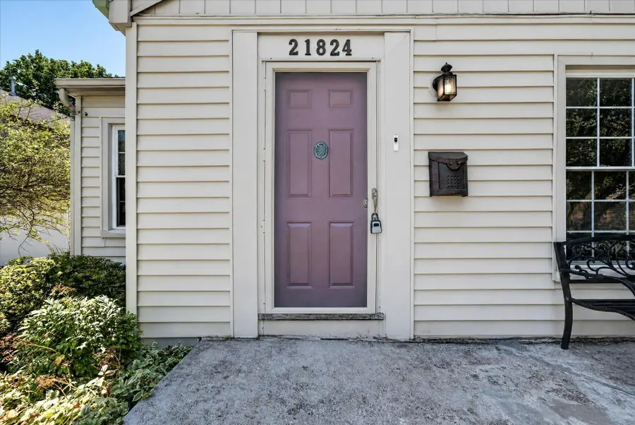 21824 S Elizabeth Street E, Saint Clair Shores, MI 48080 - #3