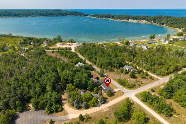 8807 Lake Park Drive, Onekama, MI 49675