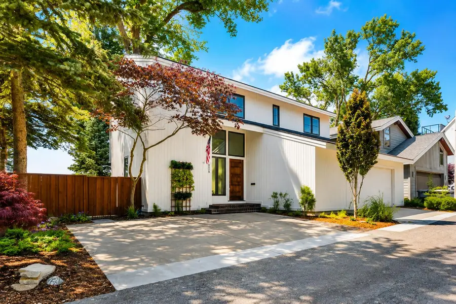 808 Lake Lane, Saint Joseph, MI 49085 - #2