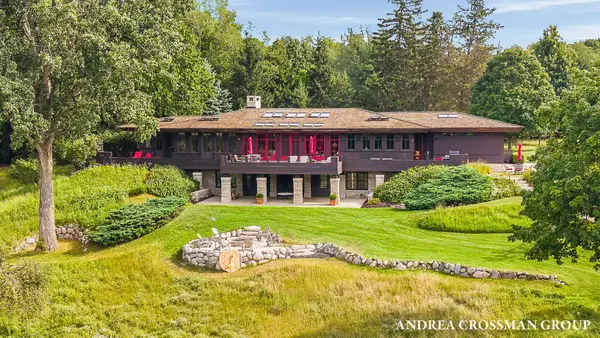 2048 Lakeshore Drive, Fennville, MI 49408