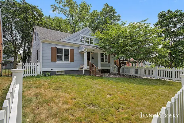 1044 Breton Road Se, East Grand Rapids, MI 49506