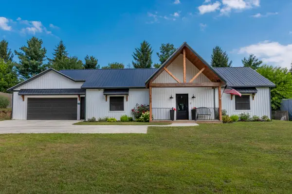 105 Dogwood Circle, Dowagiac, MI 49047