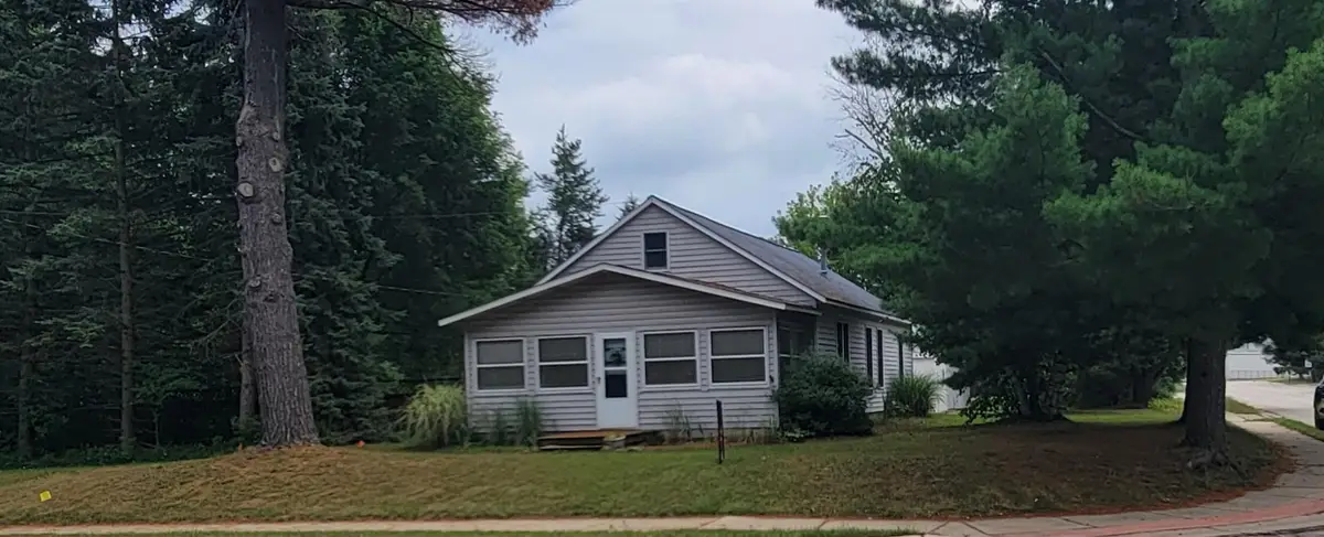 8 E Barton Street, Newaygo, MI 49337 - #1