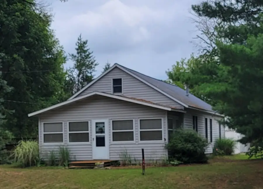 8 E Barton Street, Newaygo, MI 49337 - #2