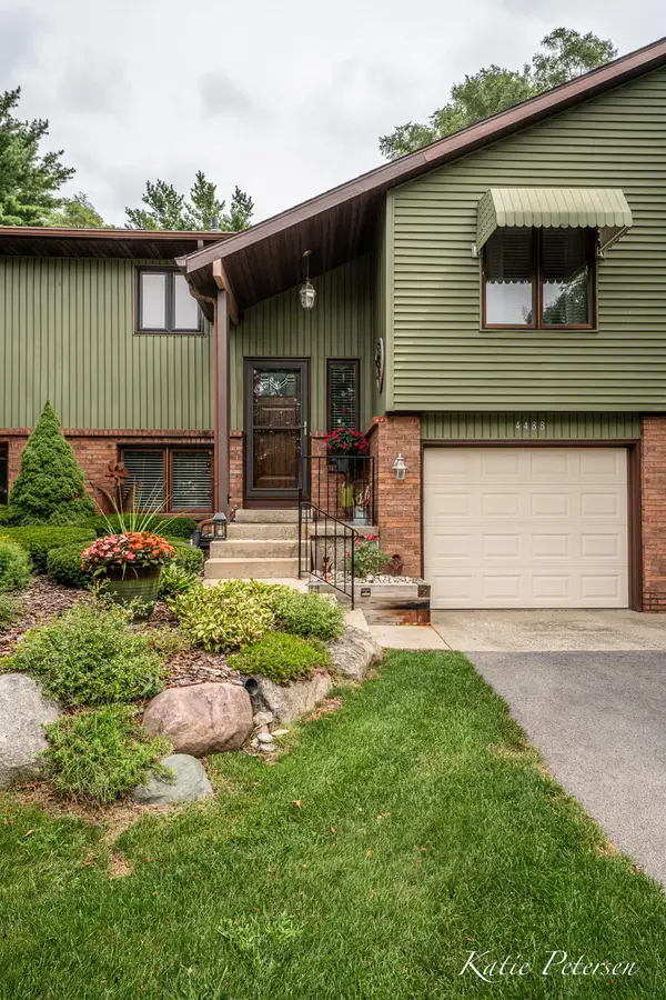 4488 N Valley Drive Ne, Grand Rapids, MI 49525