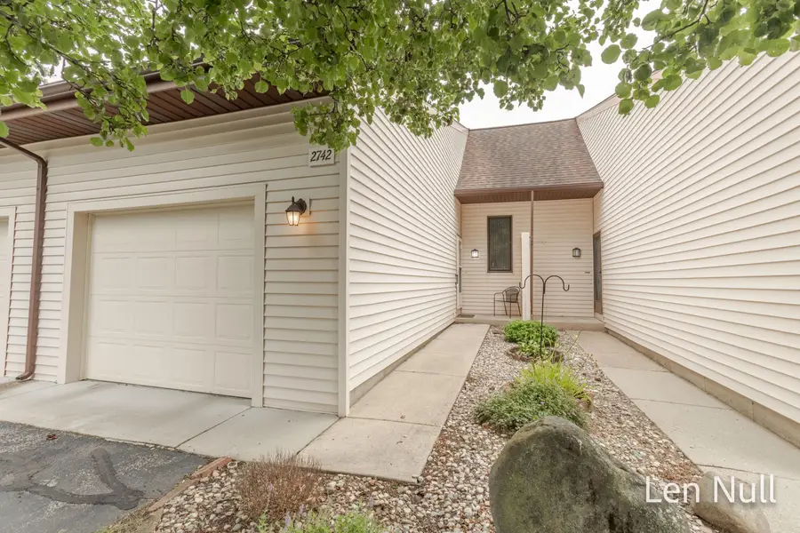 2742 Stonebluff Drive Sw, Wyoming, MI 49519 - #2