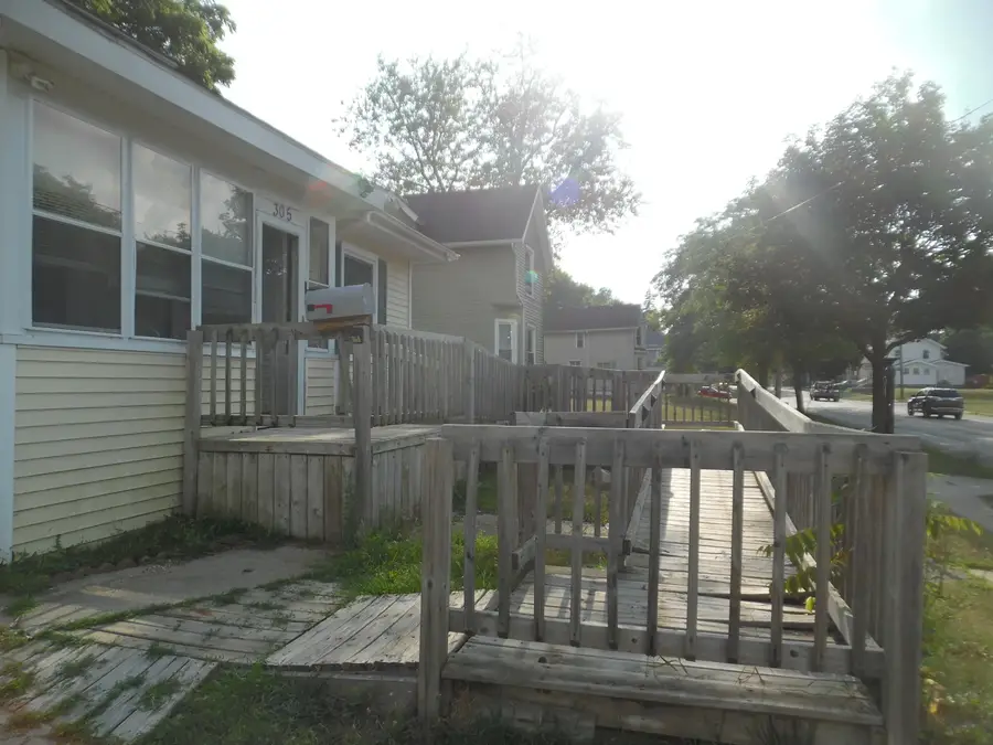 305 W High Street, Jackson, MI 49203 - #3