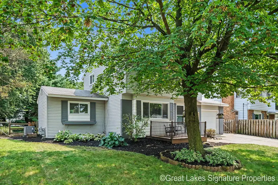 8282 Courtland Drive Ne, Rockford, MI 49341 - #2