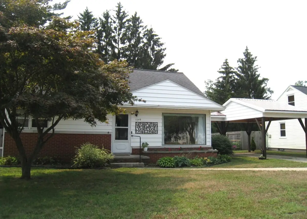 1049 W Summit Avenue, Muskegon, MI 49441 - #1