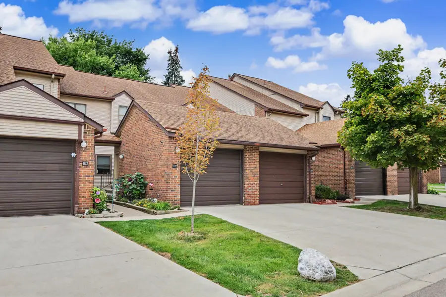 6600 Ridgefield Circle, West Bloomfield, MI 48322 - #2