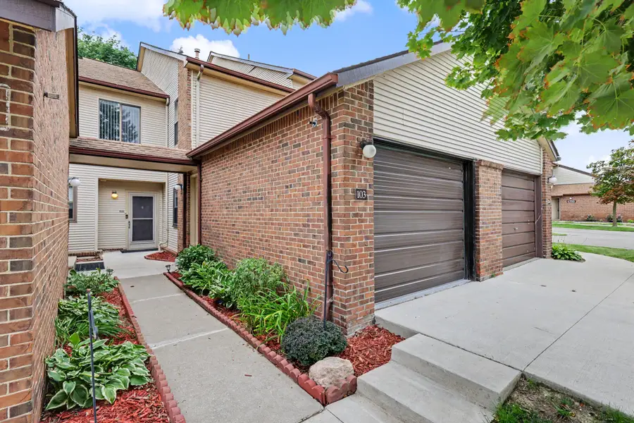 6600 Ridgefield Circle, West Bloomfield, MI 48322 - #3