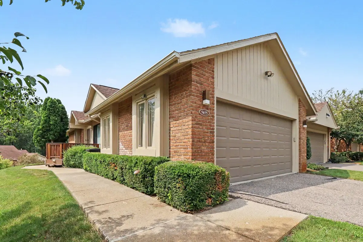 5655 Hillcrest Circle E, West Bloomfield, MI 48322 - #1