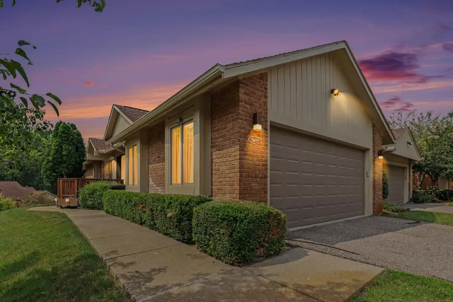 5655 Hillcrest Circle E, West Bloomfield, MI 48322 - #2