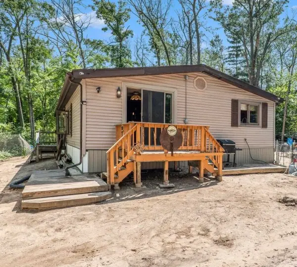 2421 N Gordon Avenue, White Cloud, MI 49349
