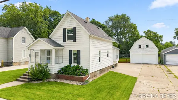 32 W Mckinley Avenue, Zeeland, MI 49464