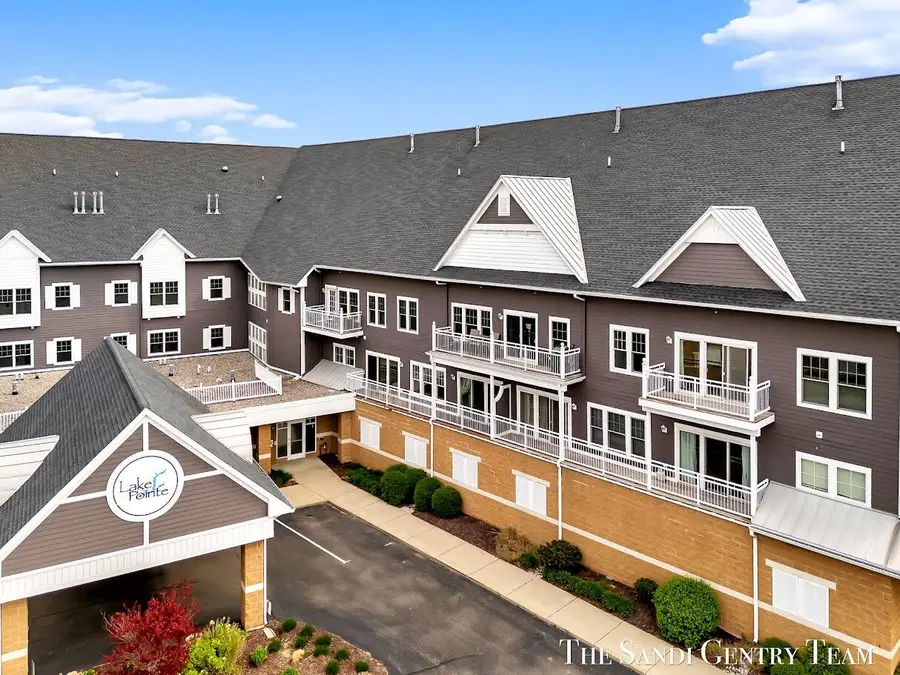 917 W Savidge Street #4, Spring Lake, MI 49456 - #2