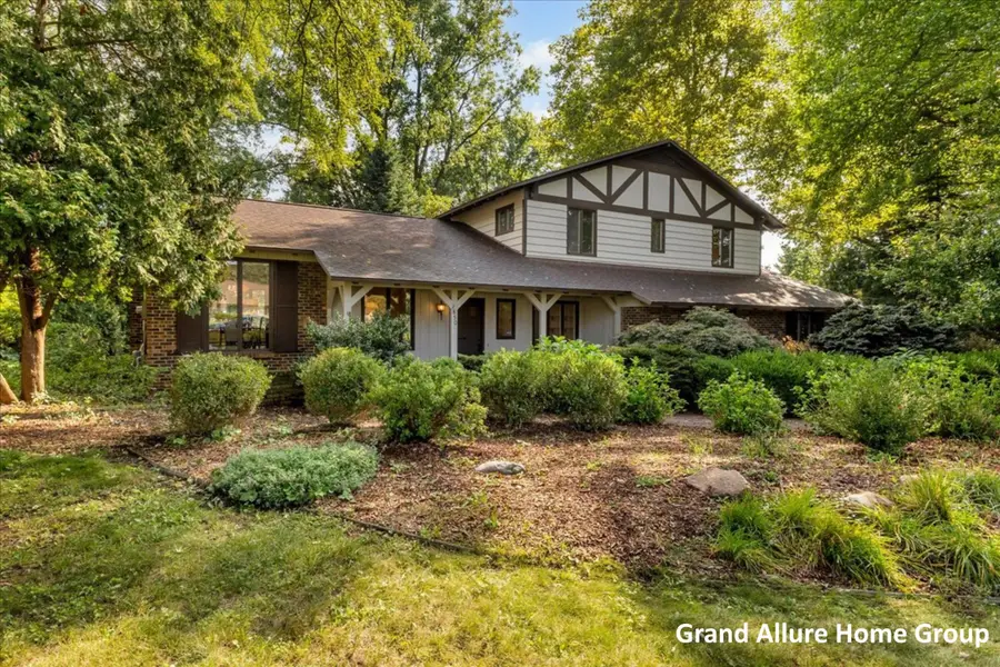 2850 Burritt Street Nw, Grand Rapids, MI 49504 - #2