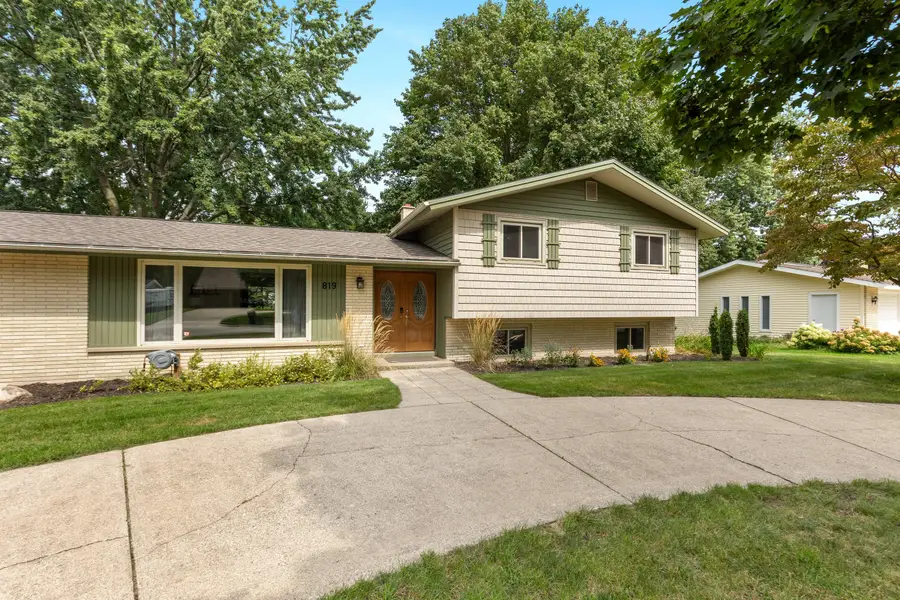 819 E Plainfield Court, Zeeland, MI 49464 - #2