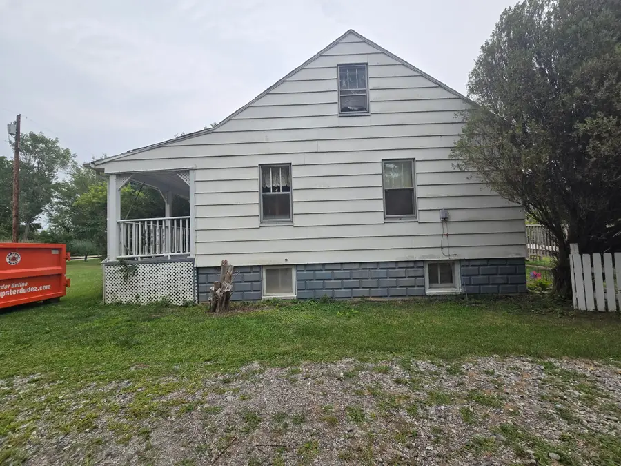30321 W Jefferson Avenue, Gibraltar, MI 48173 - #3