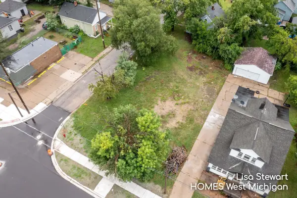 558 E Apple Avenue, Muskegon, MI 49442