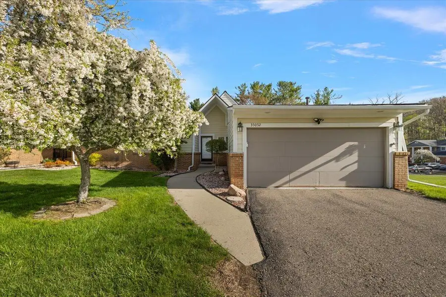 35052 Meadow Lane, Farmington Hills, MI 48335 - #2