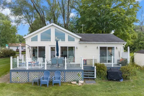 25030 Lakeshore Drive, Dowagiac, MI 49047