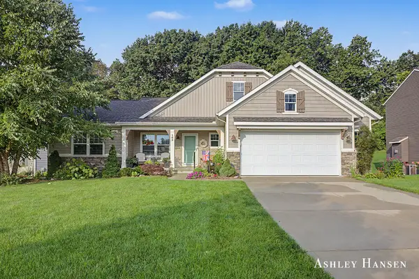 163 Dogwood Drive Ne, Rockford, MI 49341