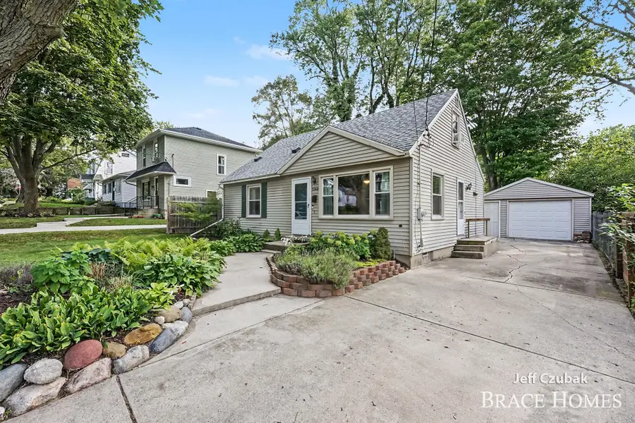 1344 Mayfield Avenue Ne, Grand Rapids, MI 49505 - #2