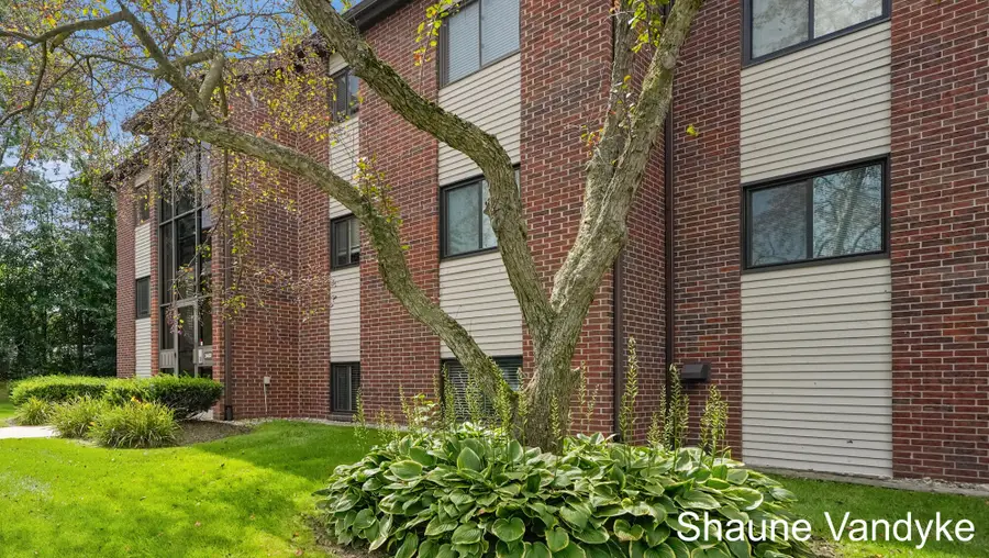 3400 Devonwood Hills Ne #E, Grand Rapids, MI 49525 - #2