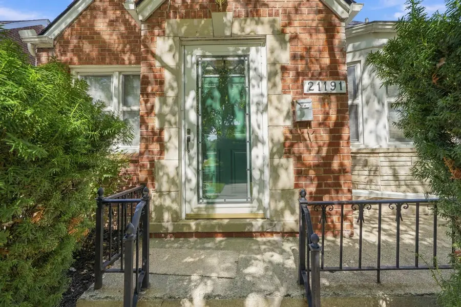 21191 Lochmoor Street, Harper Woods, MI 48225 - #2