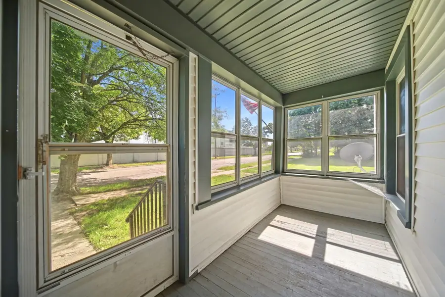 718 N Blackstone Street, Jackson, MI 49202 - #3