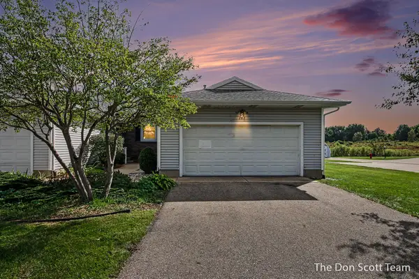 282 Creekside Street Nw, Sparta, MI 49345