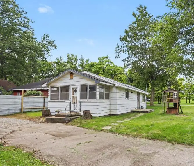 210 N 16th Street N, Springfield, MI 49037 - #1