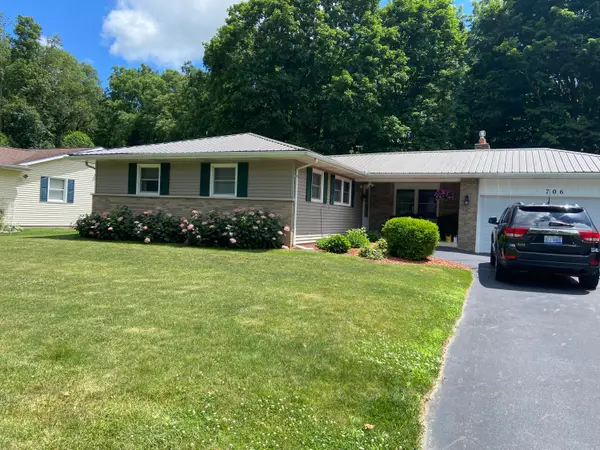 706 North Drive E, Marshall, MI 49068