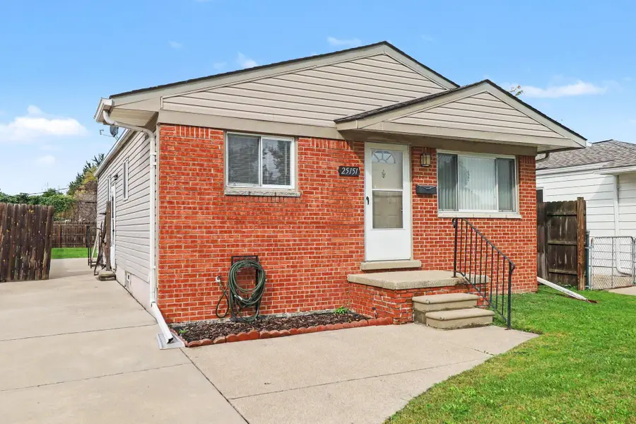 25151 Pearl Street, Roseville, MI 48066 - #2
