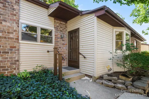 2697 Chatham Woods Drive Se, Grand Rapids, MI 49546