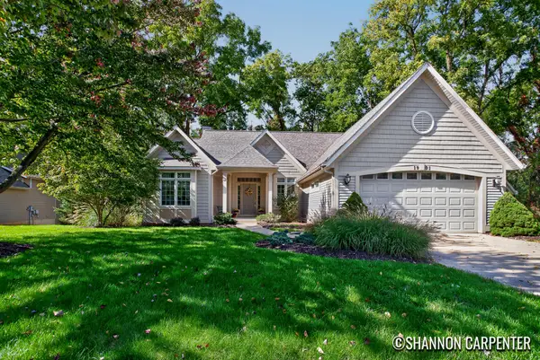 1901 Oakleigh Woods Drive Nw, Grand Rapids, MI 49504