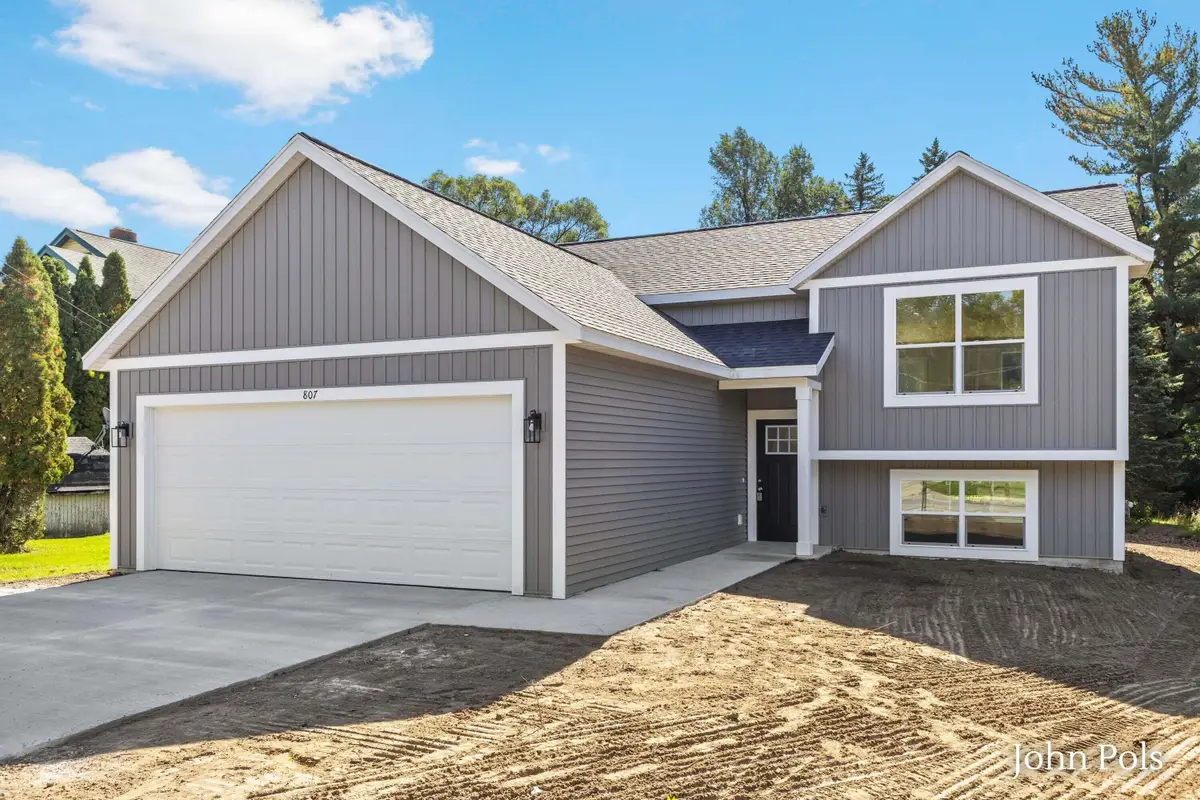 807 E Fairplains Street, Greenville, MI 48838 - #1