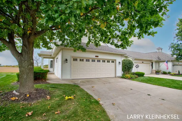 1320 St Andrews Drive #53, Holland, MI 49423